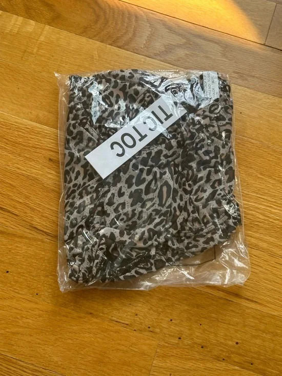 Leopard Print Ruched Crop top - Picture 2 of 2